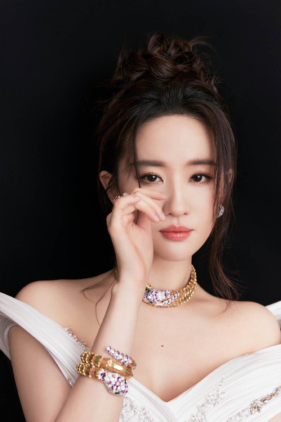刘亦菲彰显柔美丰盈质感 同步释出自信魅力  第8张