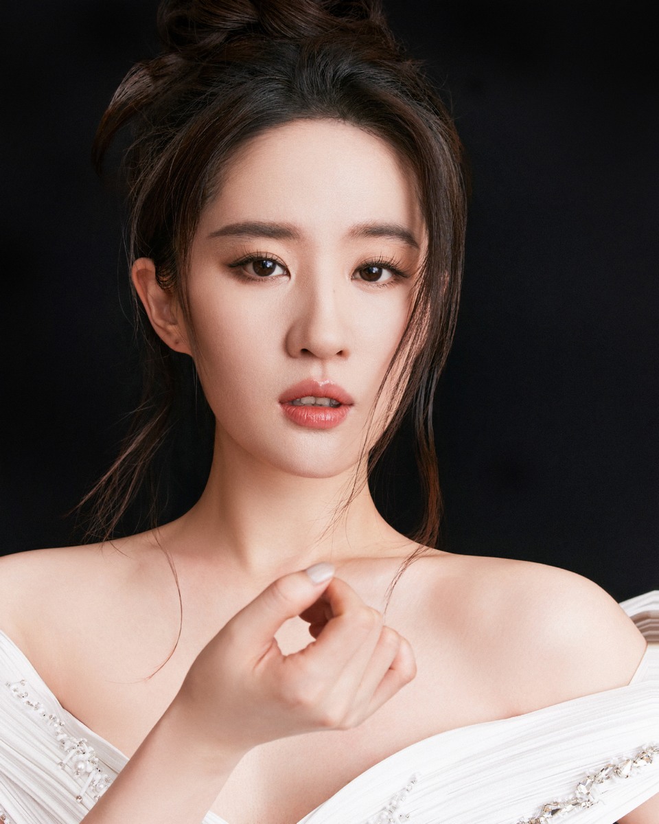刘亦菲彰显柔美丰盈质感 同步释出自信魅力
