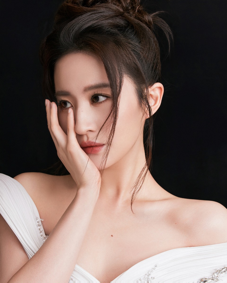 刘亦菲彰显柔美丰盈质感 同步释出自信魅力