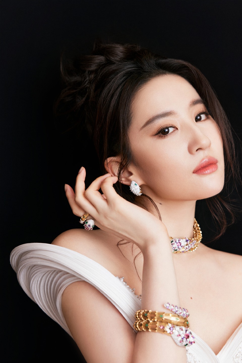 刘亦菲彰显柔美丰盈质感 同步释出自信魅力  第9张