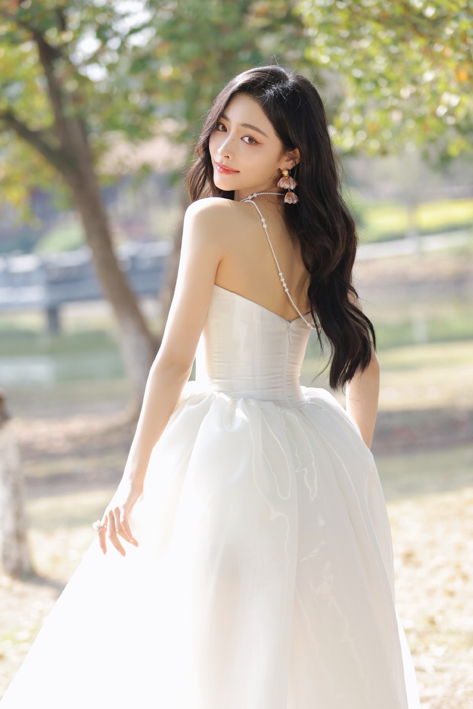 许佳琪白纱漫舞 举手投足间流露出东方的含蓄温婉
