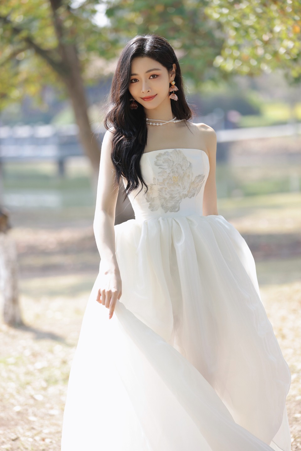 许佳琪白纱漫舞 举手投足间流露出东方的含蓄温婉