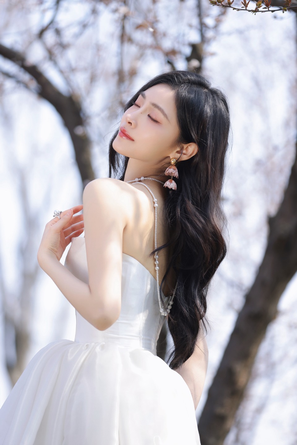 许佳琪白纱漫舞 举手投足间流露出东方的含蓄温婉