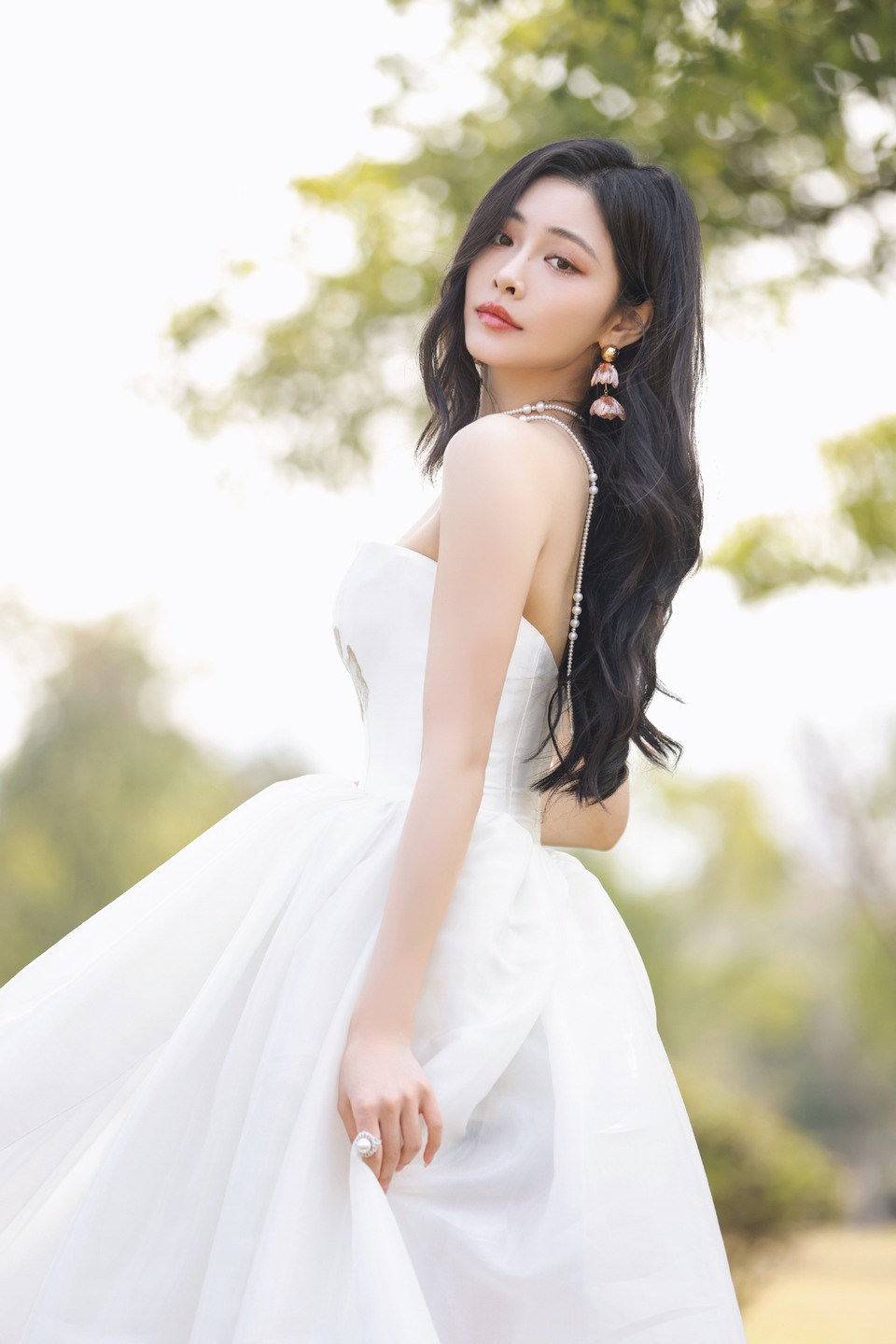 许佳琪白纱漫舞 举手投足间流露出东方的含蓄温婉