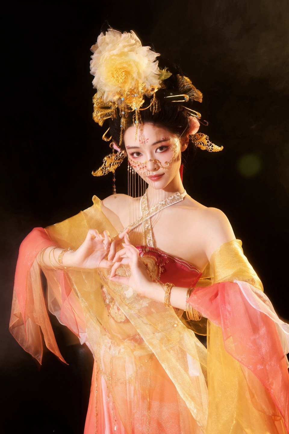 许佳琪似从敦煌壁画翩然而至 朱砂点靥广袖流仙  第9张