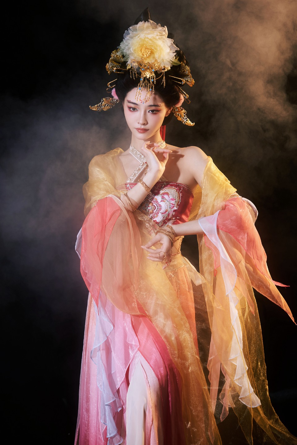 许佳琪似从敦煌壁画翩然而至 朱砂点靥广袖流仙  第10张