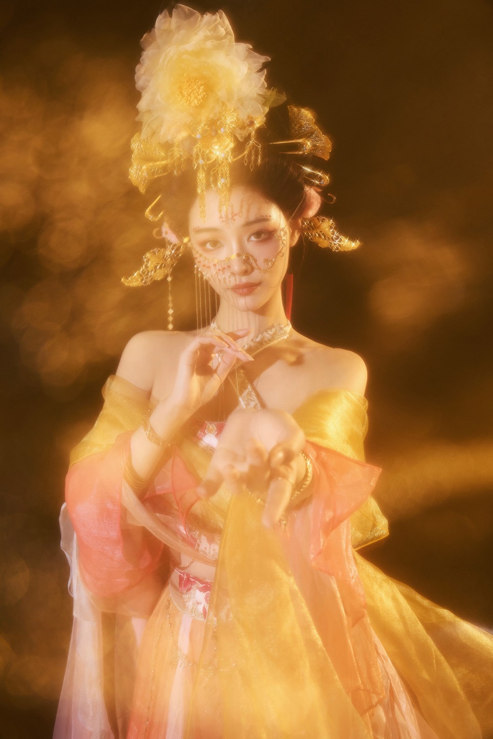 许佳琪似从敦煌壁画翩然而至 朱砂点靥广袖流仙  第7张