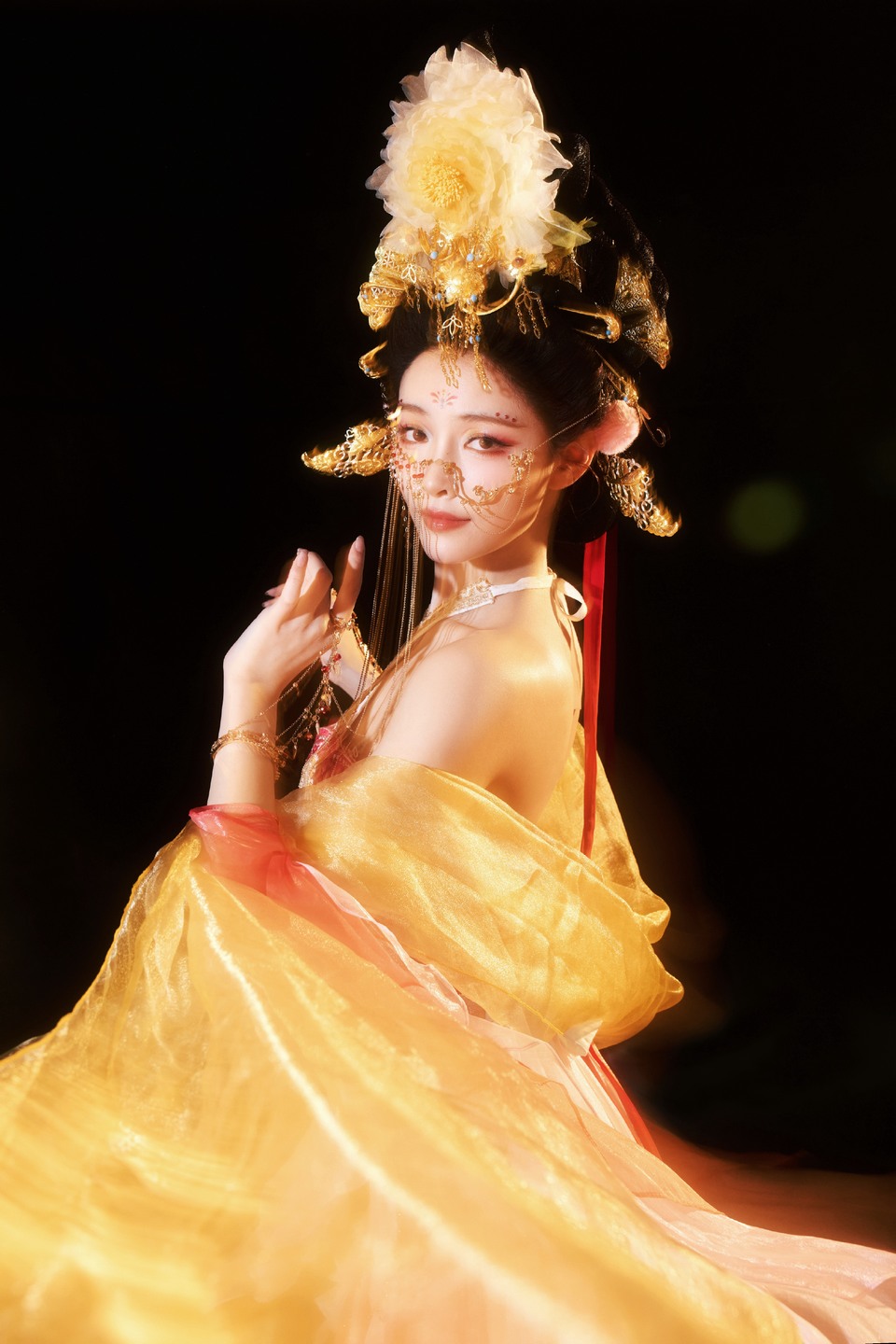 许佳琪似从敦煌壁画翩然而至 朱砂点靥广袖流仙