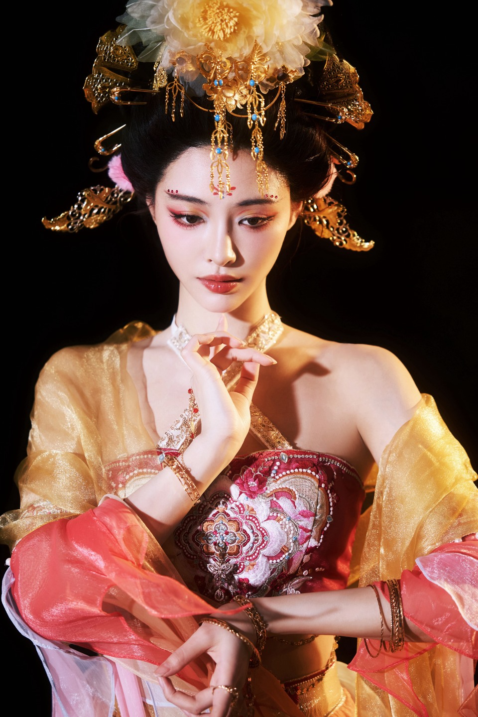 许佳琪似从敦煌壁画翩然而至 朱砂点靥广袖流仙