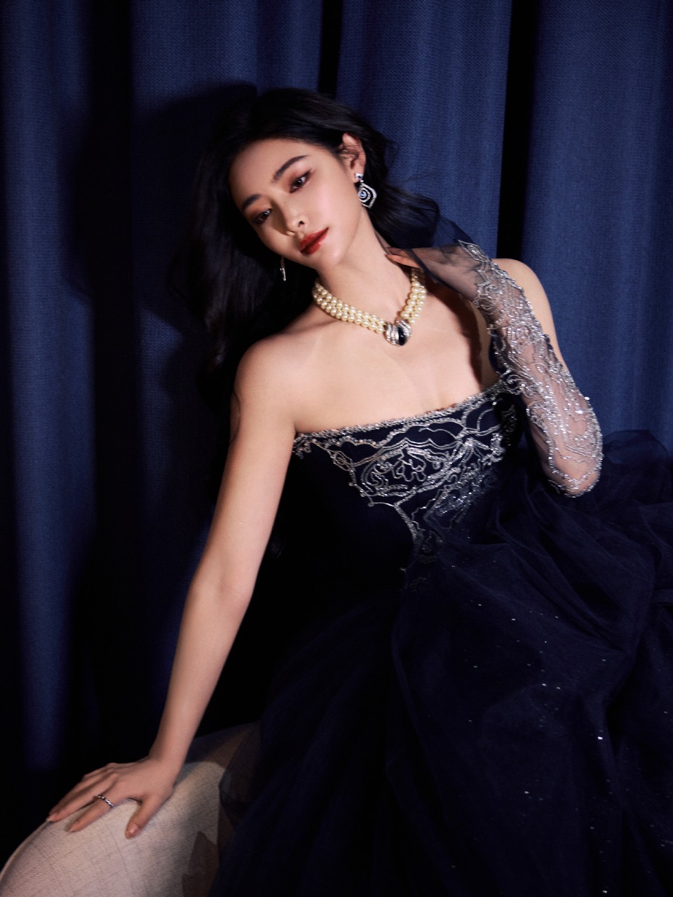 许佳琪静谧蓝调浪漫邂逅 明媚如霞自信如你