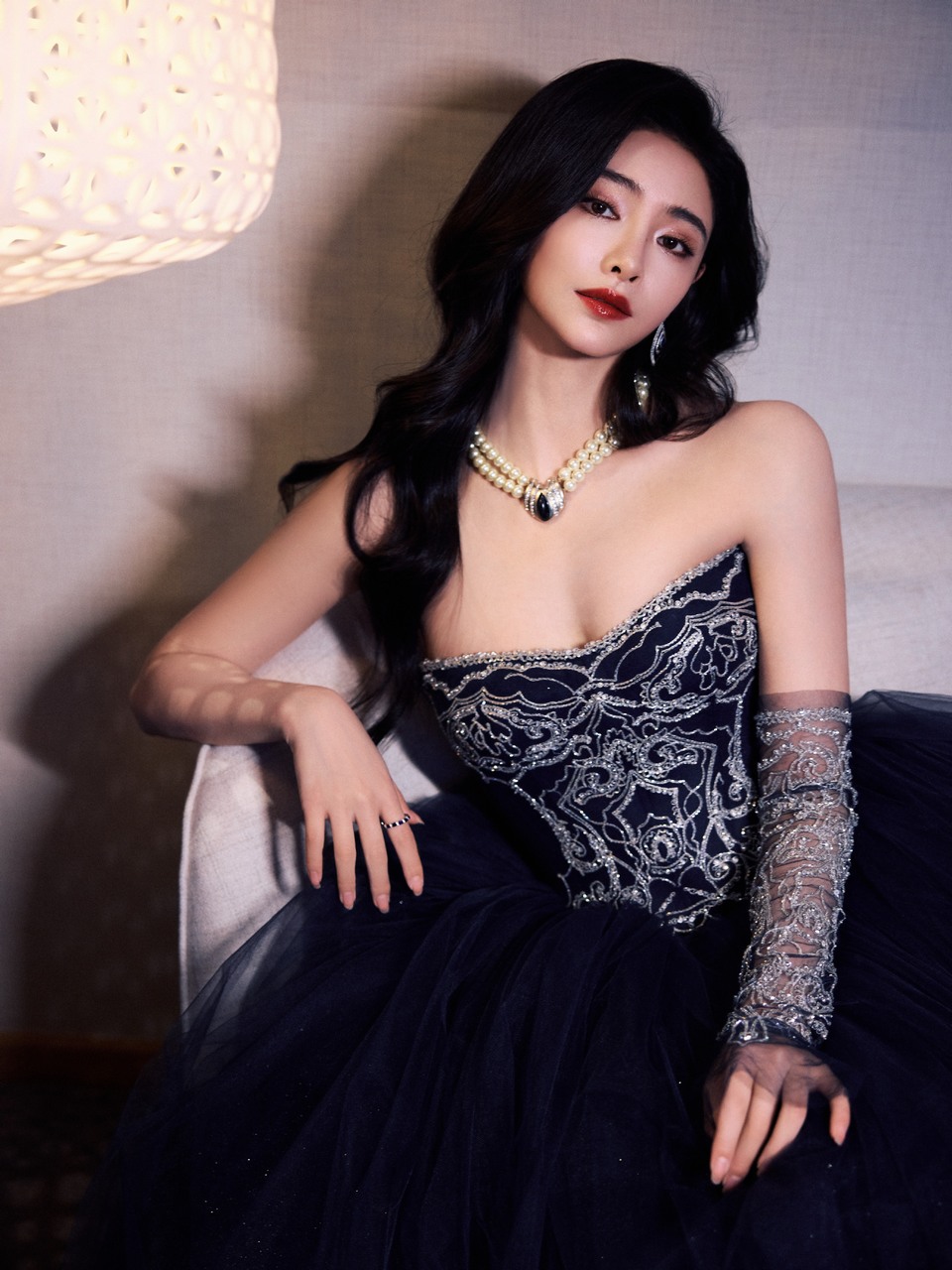 许佳琪静谧蓝调浪漫邂逅 明媚如霞自信如你