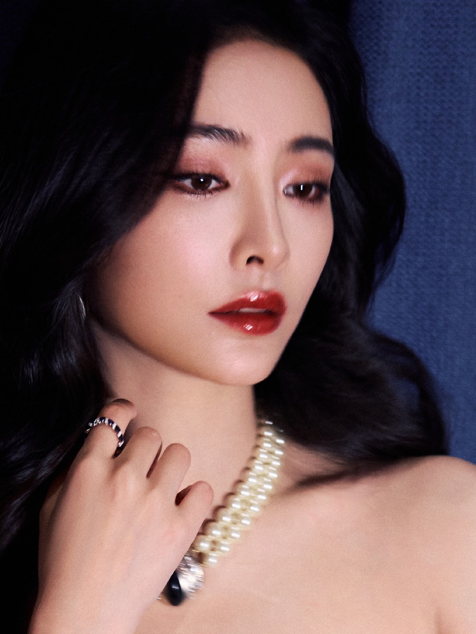 许佳琪静谧蓝调浪漫邂逅 明媚如霞自信如你