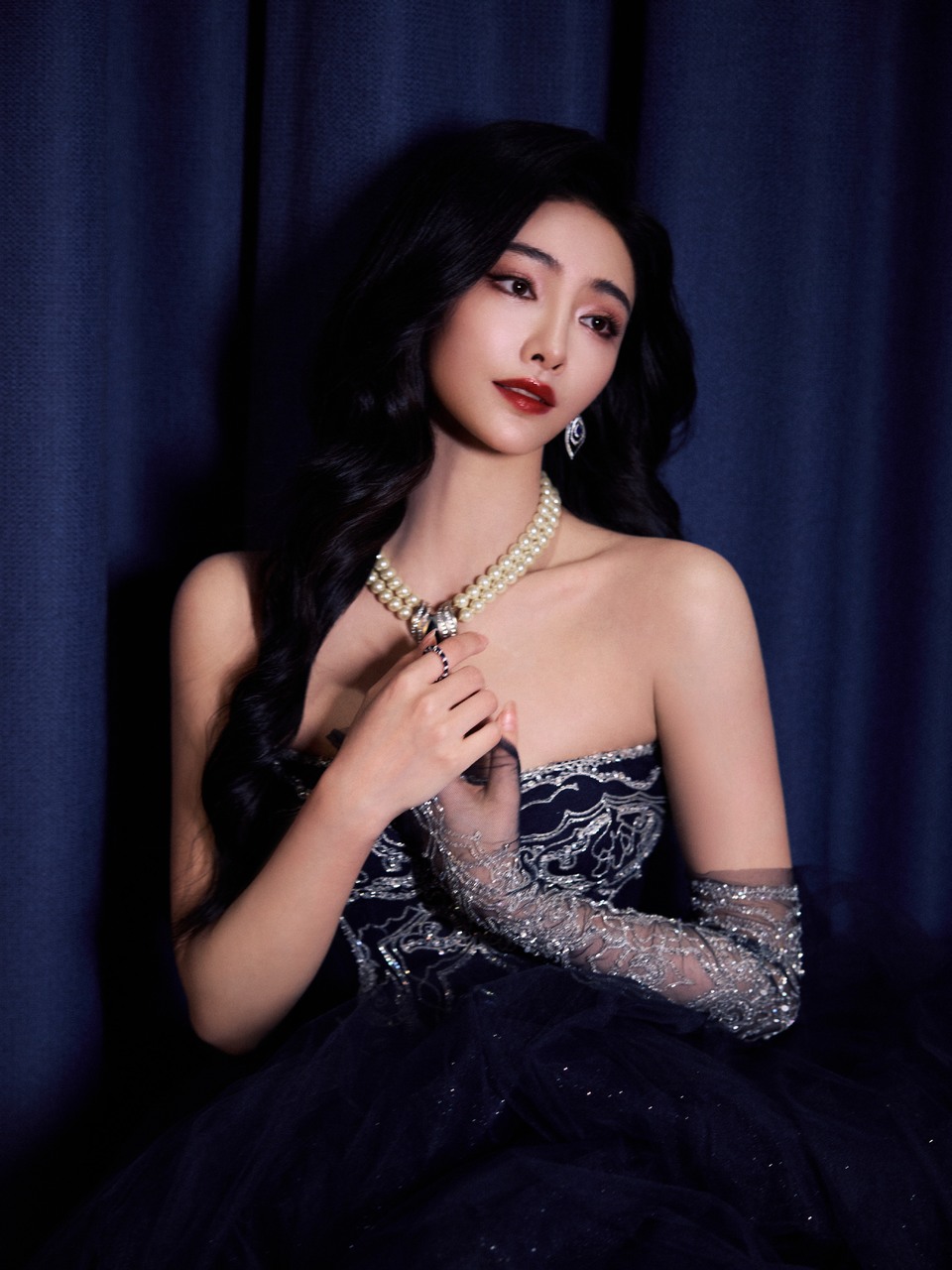许佳琪静谧蓝调浪漫邂逅 明媚如霞自信如你