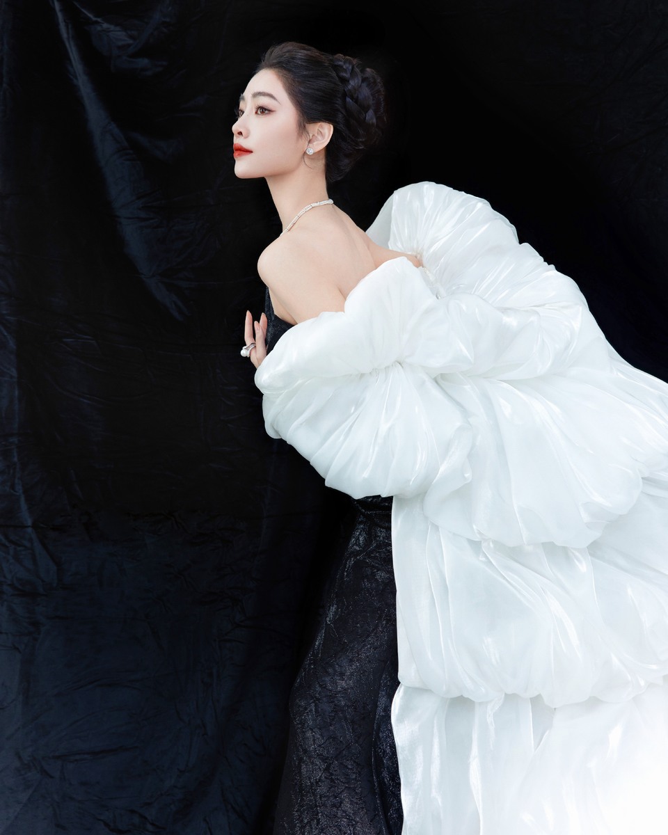 许佳琪黑白华章剧韵流芳 灵感定格尽显柔美与从容  第7张