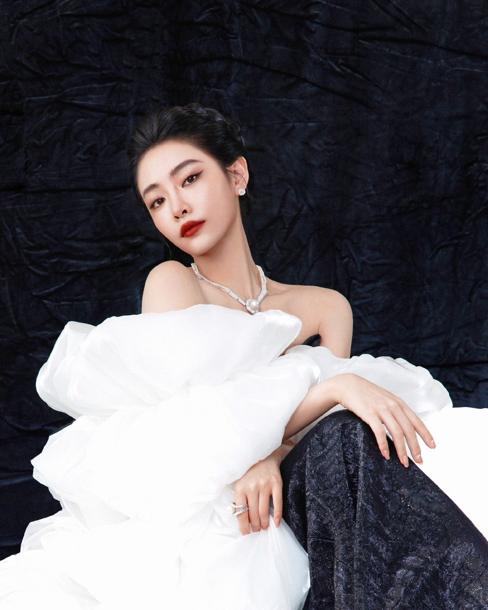许佳琪黑白华章剧韵流芳 灵感定格尽显柔美与从容  第9张