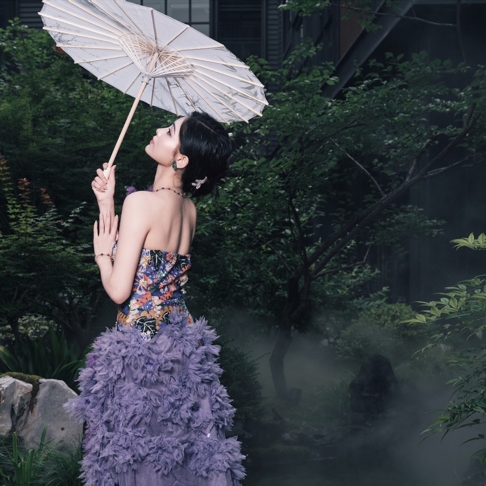 许佳琪鲜花簇拥如梦如幻 紫罗兰静静地绽放  第11张