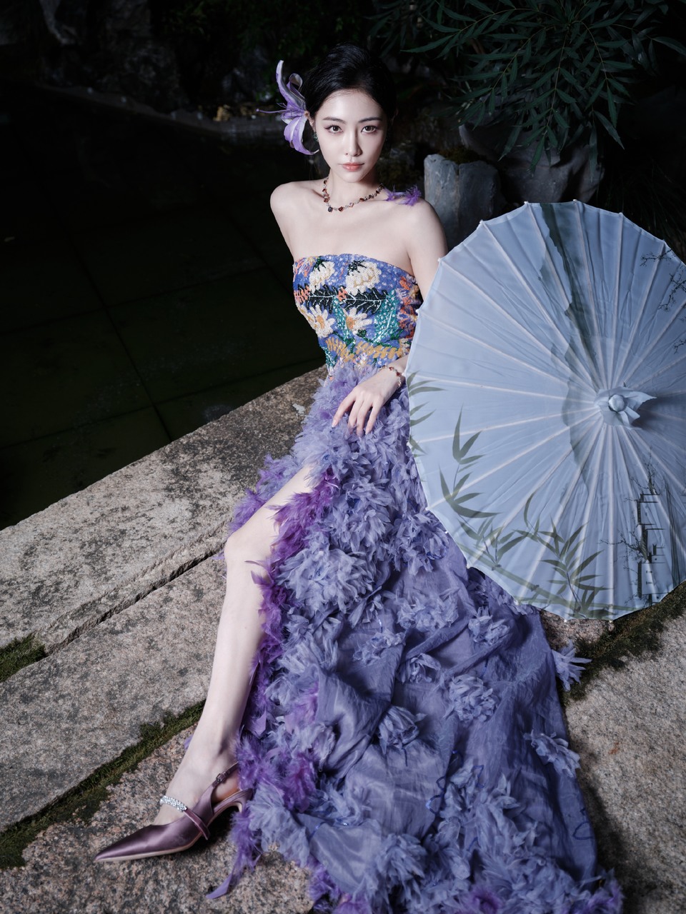 许佳琪鲜花簇拥如梦如幻 紫罗兰静静地绽放