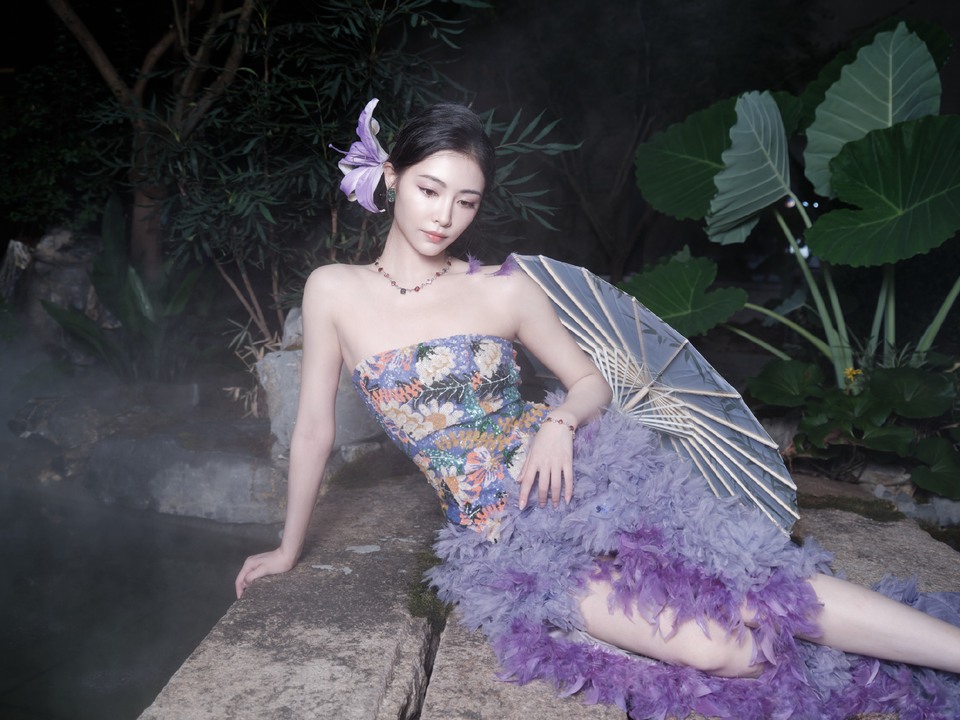 许佳琪鲜花簇拥如梦如幻 紫罗兰静静地绽放  第8张