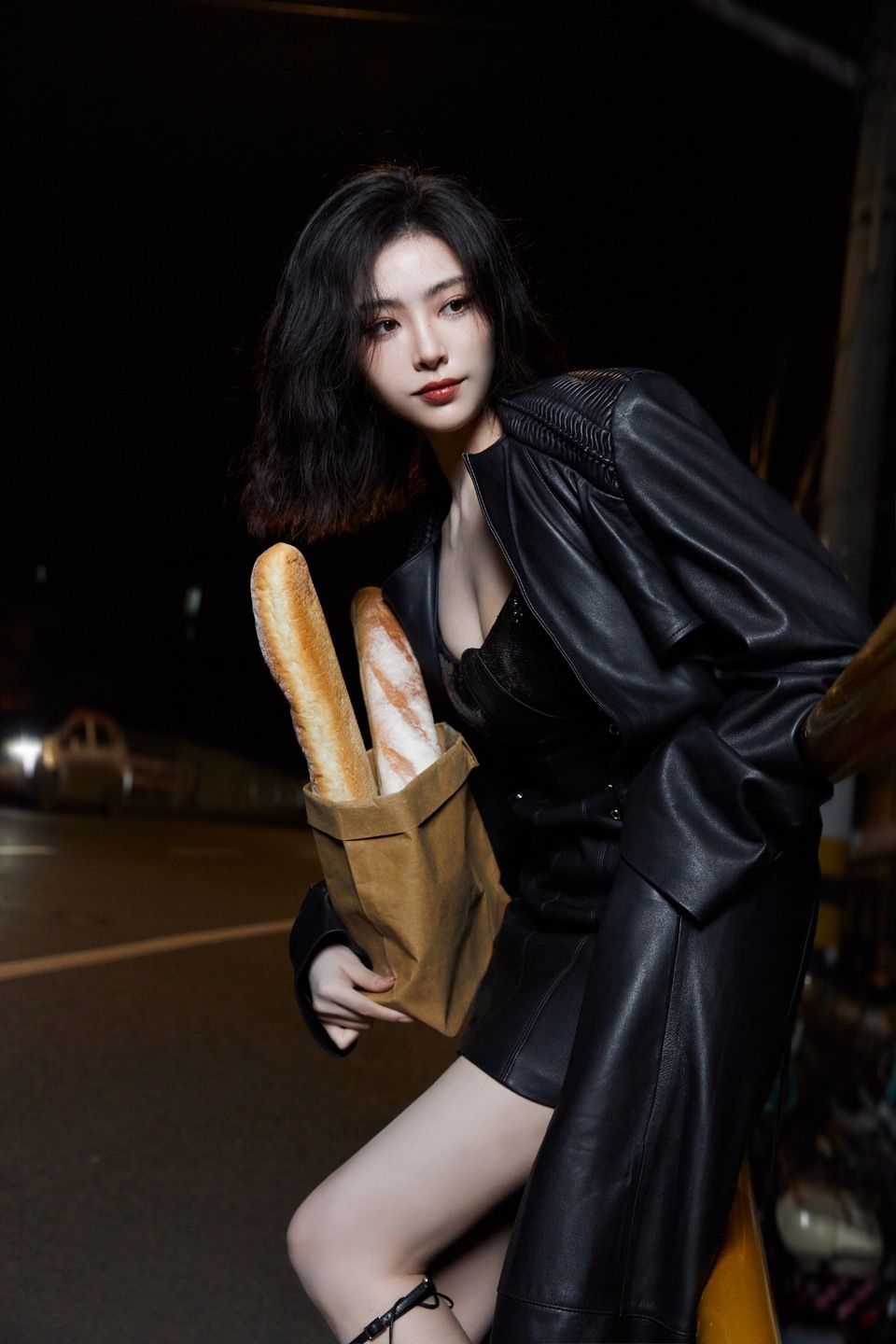 许佳琪皮裙造型 寂静的夜色中闪烁着锐利的光芒  第10张