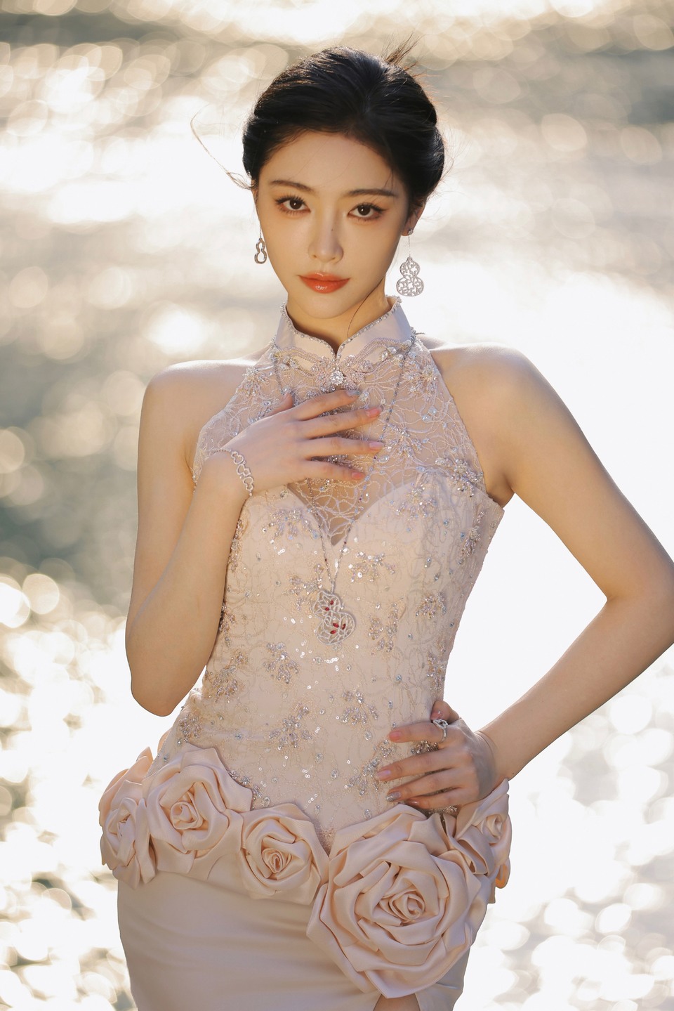 许佳琪湖畔边优雅现身 所谓伊人在水一方  第9张