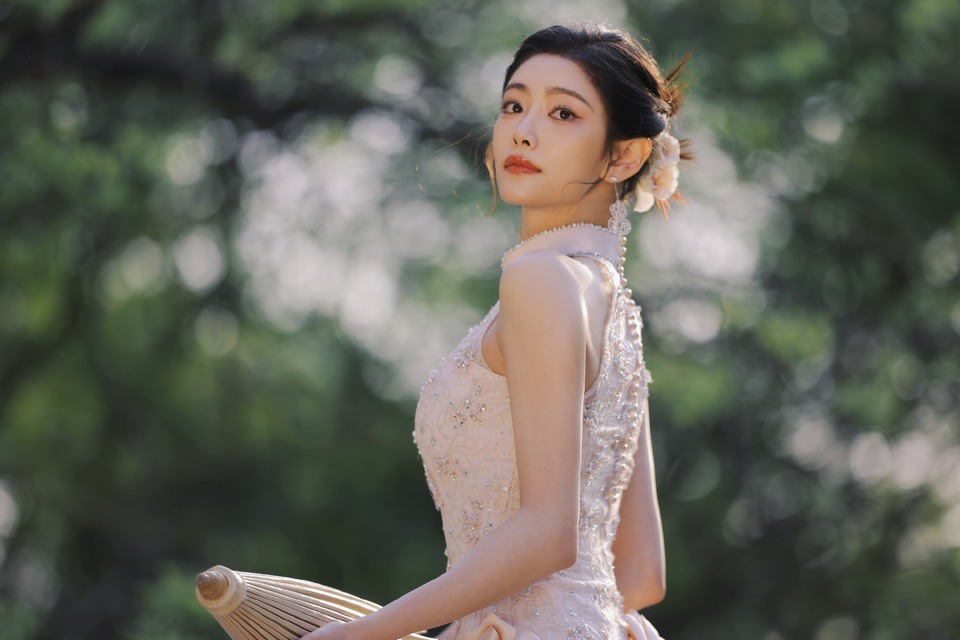 许佳琪湖畔边优雅现身 所谓伊人在水一方  第5张