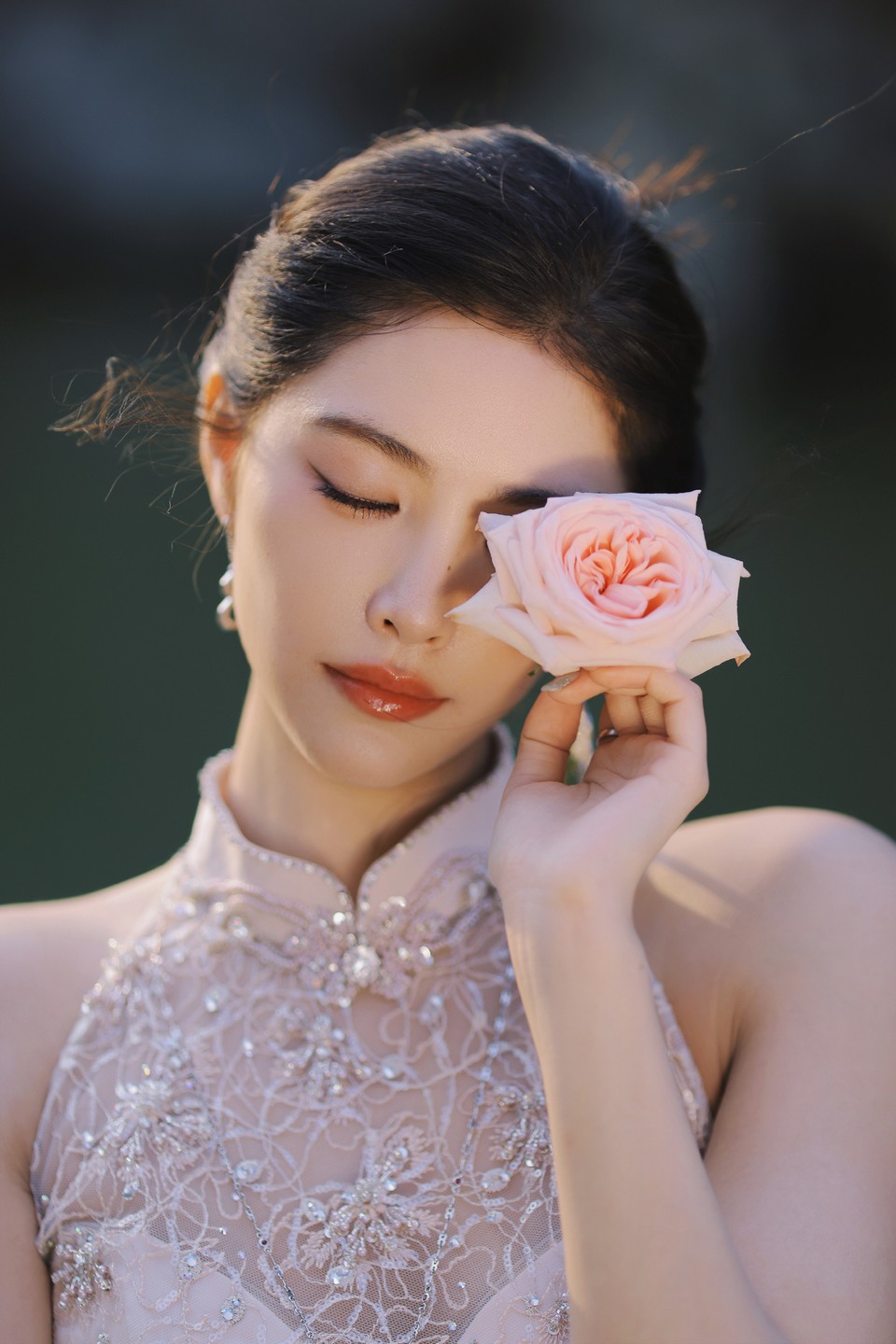 许佳琪湖畔边优雅现身 所谓伊人在水一方  第6张