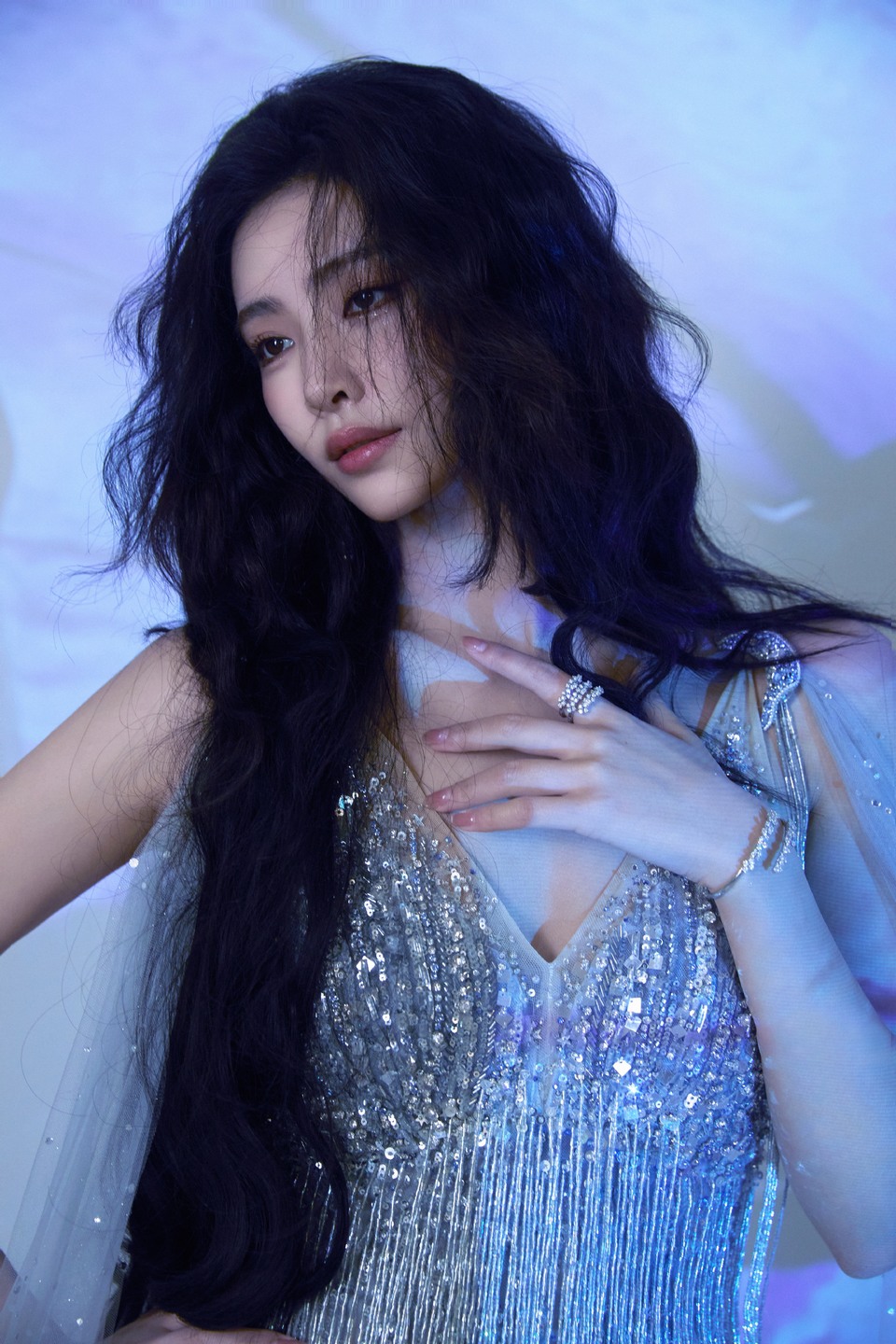 许佳琪光影交织如梦似幻 湿发沾金无尽幻想  第2张
