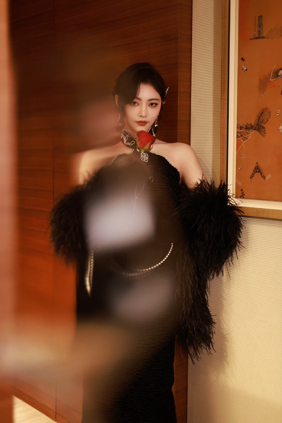 许佳琪黑色长裙复古韵味 繁华盛宴神秘魅惑  第3张
