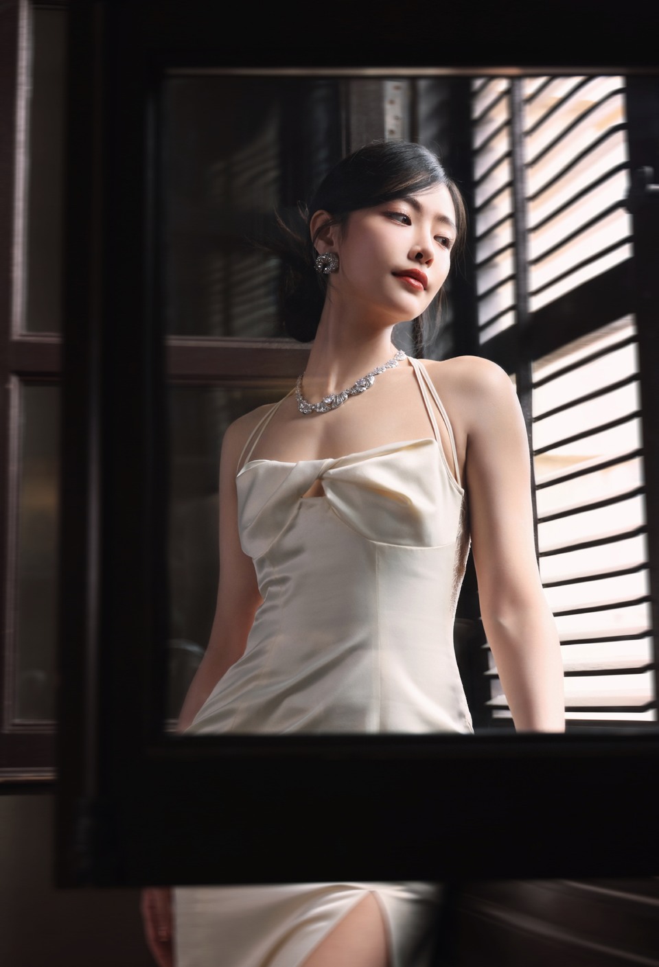 许佳琪吊带白裙优雅知性 流动如诗美丽如画  第2张