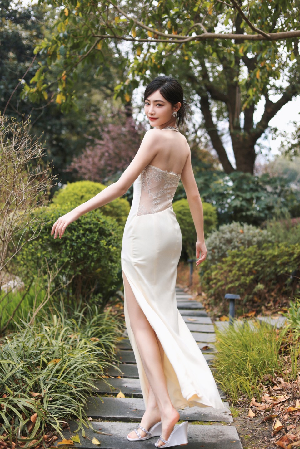 许佳琪吊带白裙优雅知性 流动如诗美丽如画  第7张