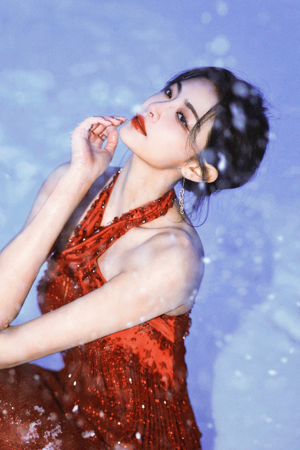 许佳琪雪花与红裙共舞 记录生活中美好时刻  第2张
