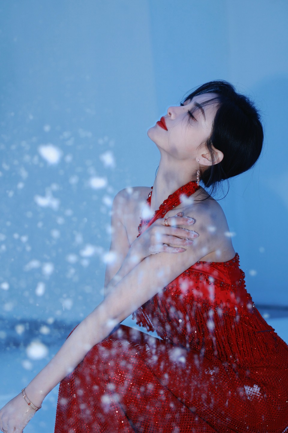 许佳琪雪花与红裙共舞 记录生活中美好时刻  第4张