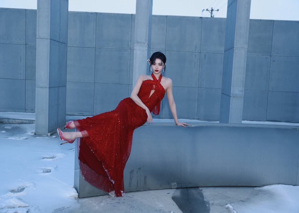 许佳琪雪花与红裙共舞 记录生活中美好时刻  第11张