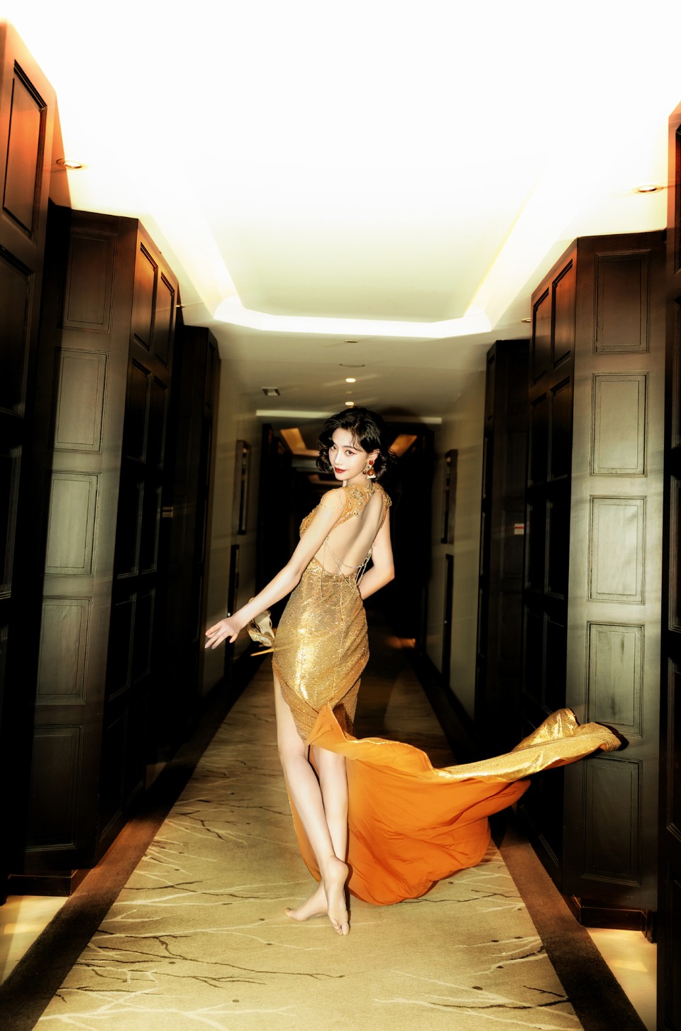 许佳琪鎏金玫瑰闪耀呈现 一梦芳华定格飒意雅韵  第1张
