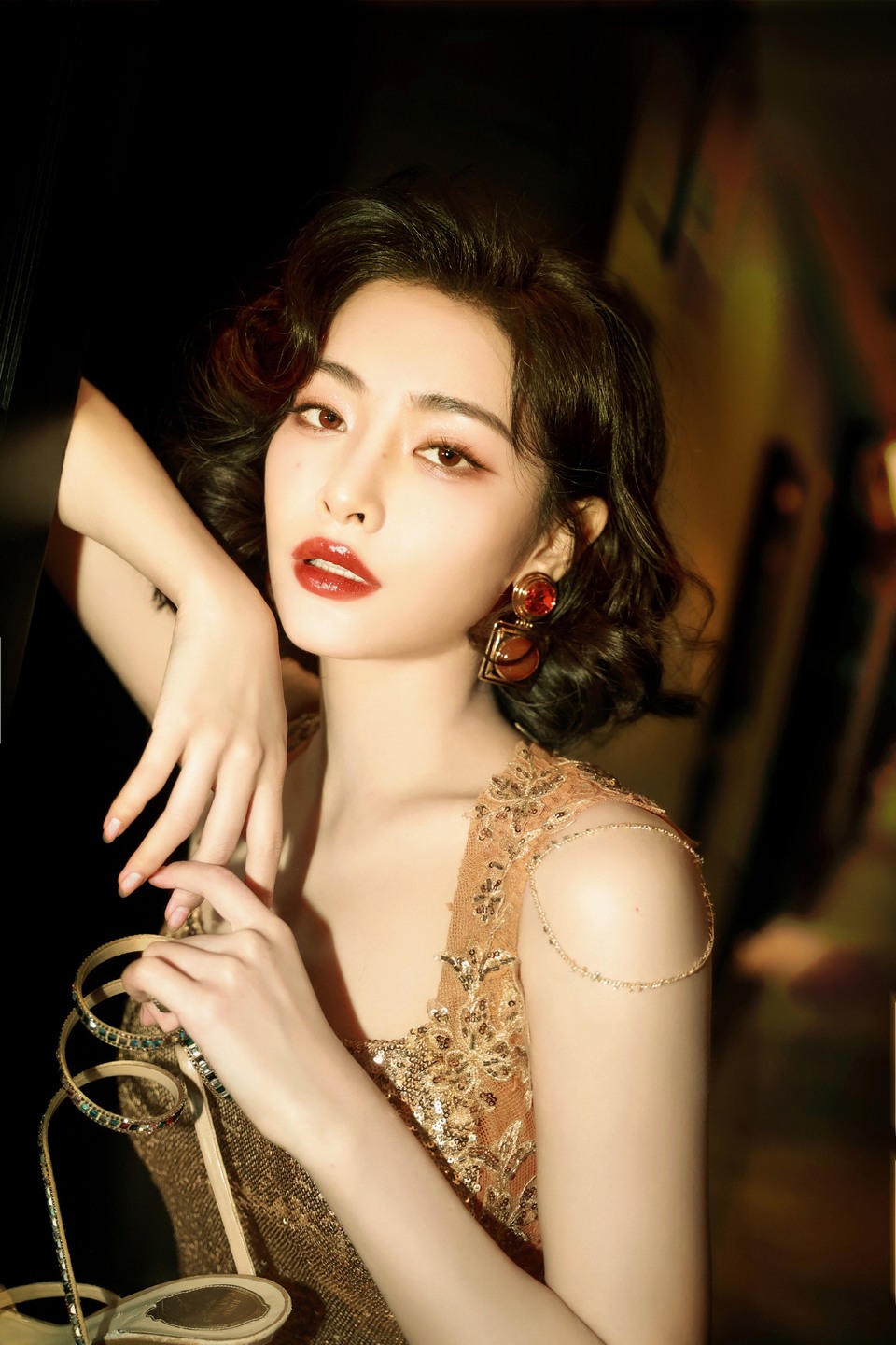 许佳琪鎏金玫瑰闪耀呈现 一梦芳华定格飒意雅韵  第6张