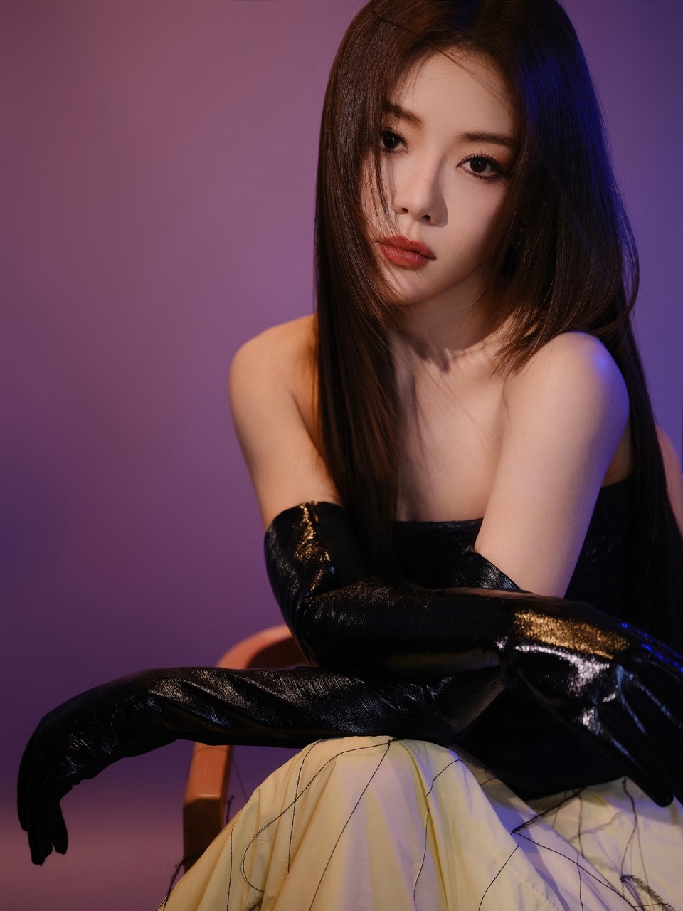 邓家佳以星夜为幕停驻 轻拂黄裙褶皱间的涟漪