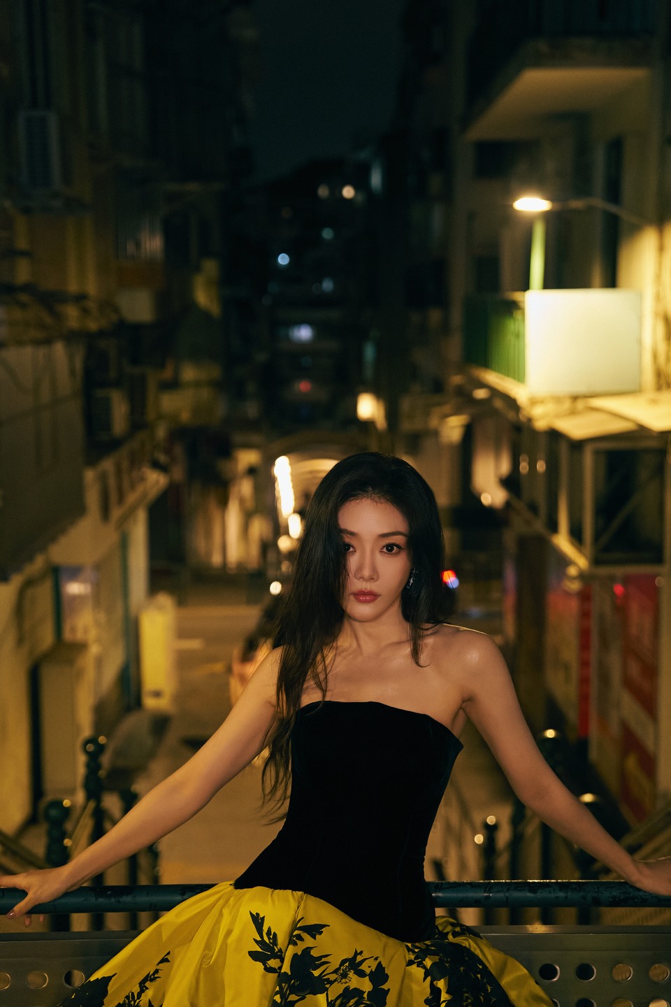 邓家佳光影为界步履生风 绒缎勾勒身材曲线