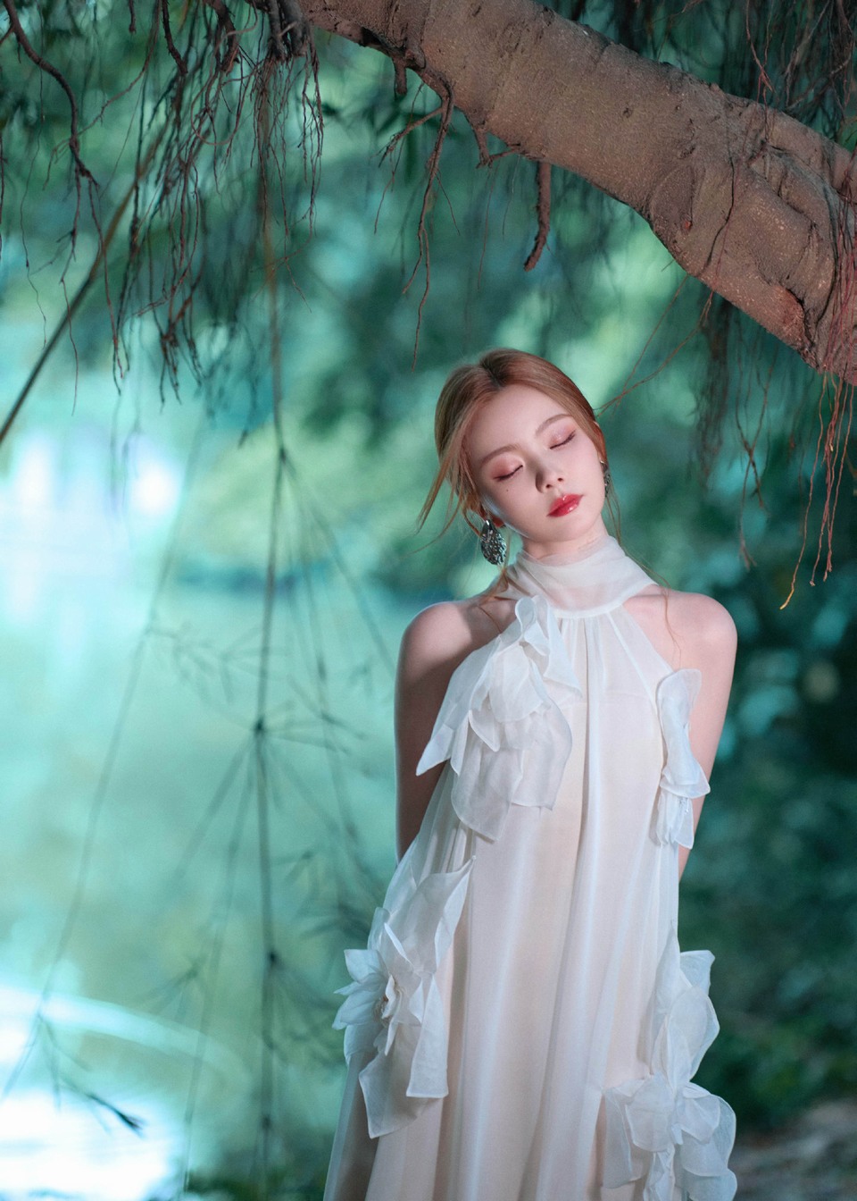 陈卓璇一袭白色纱裙如梦似幻 层叠花开缀于裙身  第4张