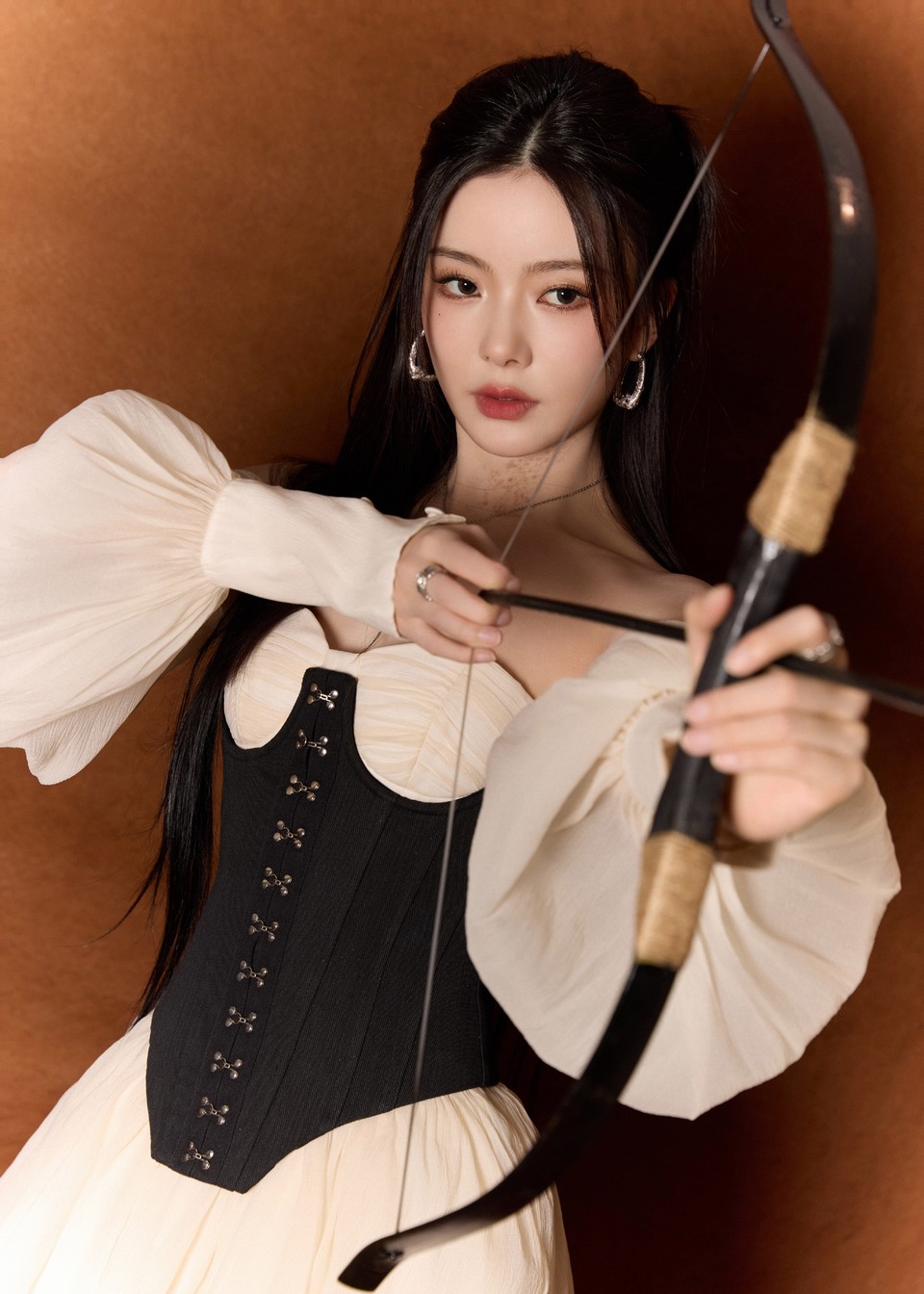 陈卓璇裸色轻纱似梦幻晨雾 持弓搭箭间宛如精灵射手  第4张