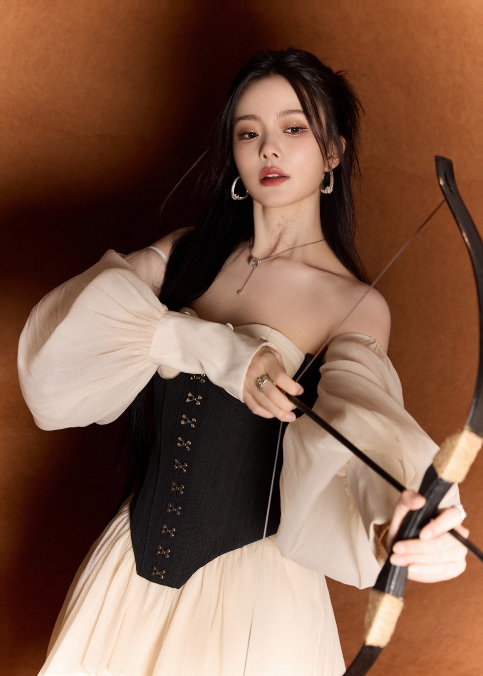 陈卓璇裸色轻纱似梦幻晨雾 持弓搭箭间宛如精灵射手  第6张