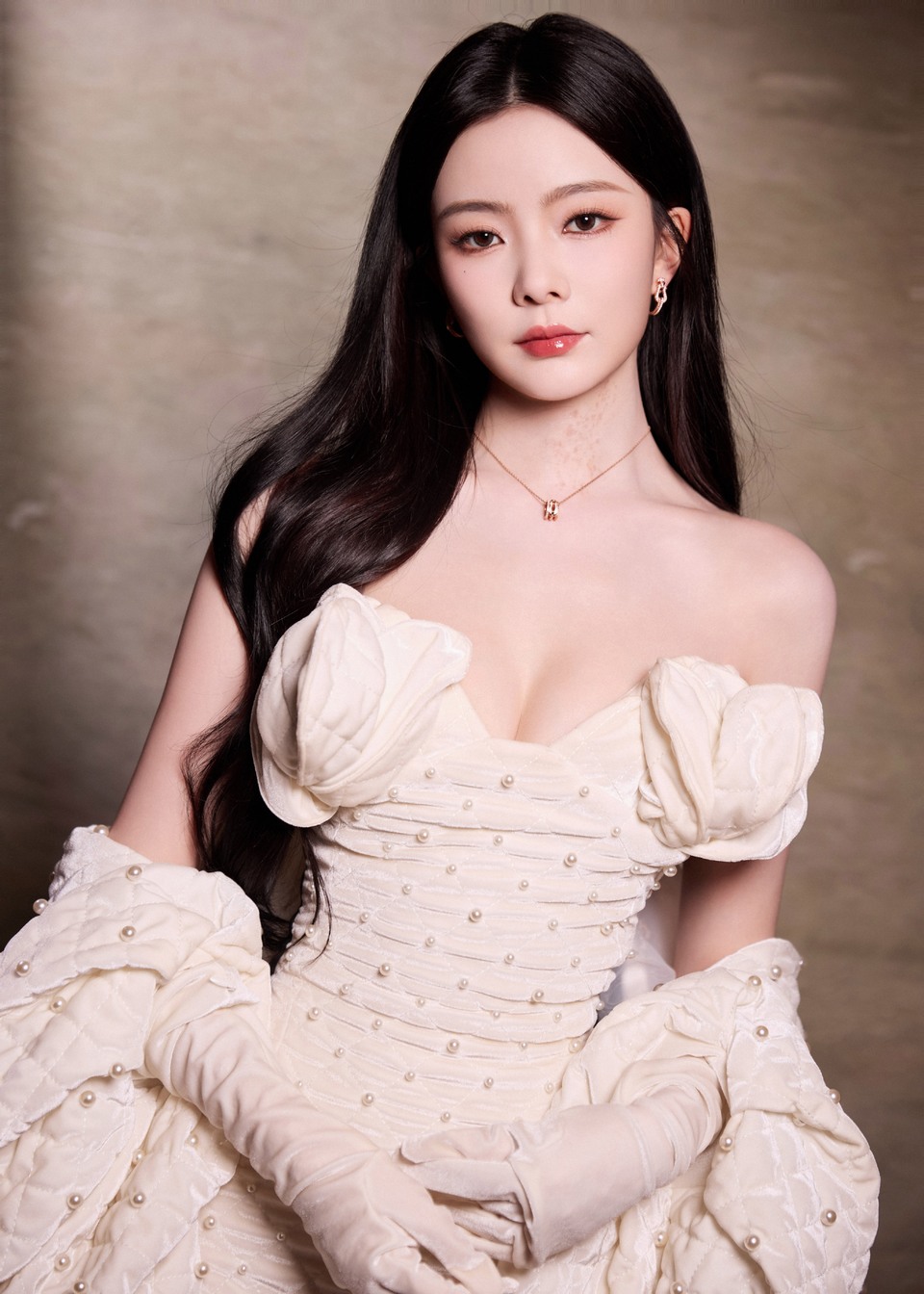 陈卓璇一袭柔美的白色抹胸裙 似月光倾洒  第1张