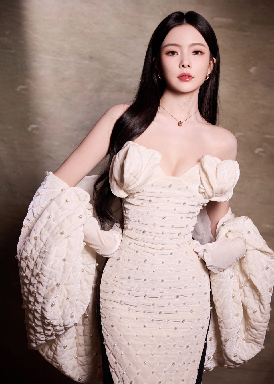 陈卓璇一袭柔美的白色抹胸裙 似月光倾洒  第3张