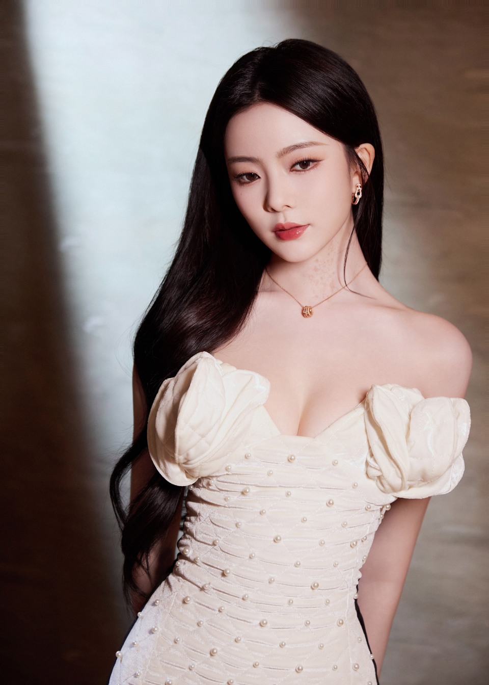 陈卓璇一袭柔美的白色抹胸裙 似月光倾洒  第9张