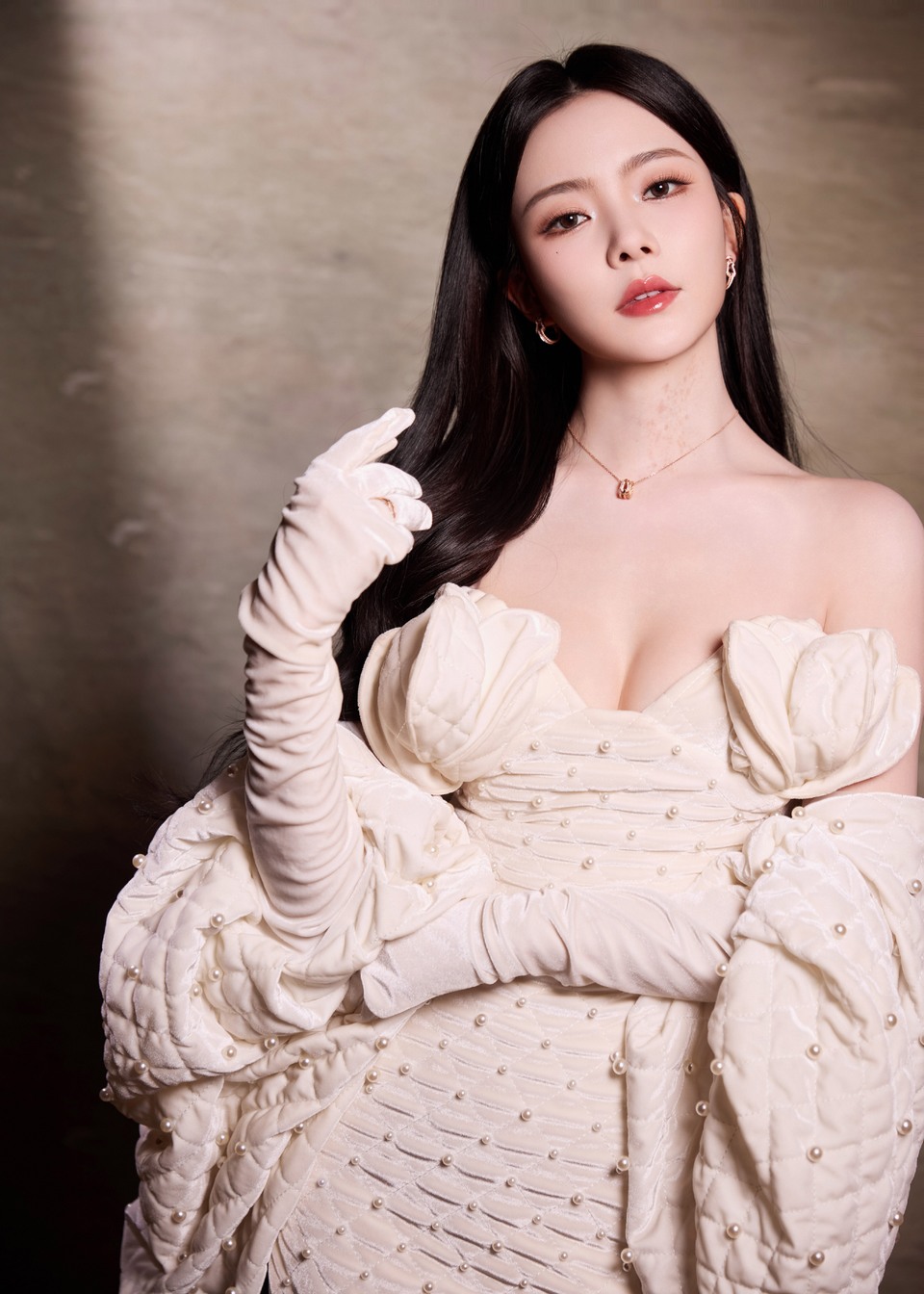 陈卓璇一袭柔美的白色抹胸裙 似月光倾洒  第4张