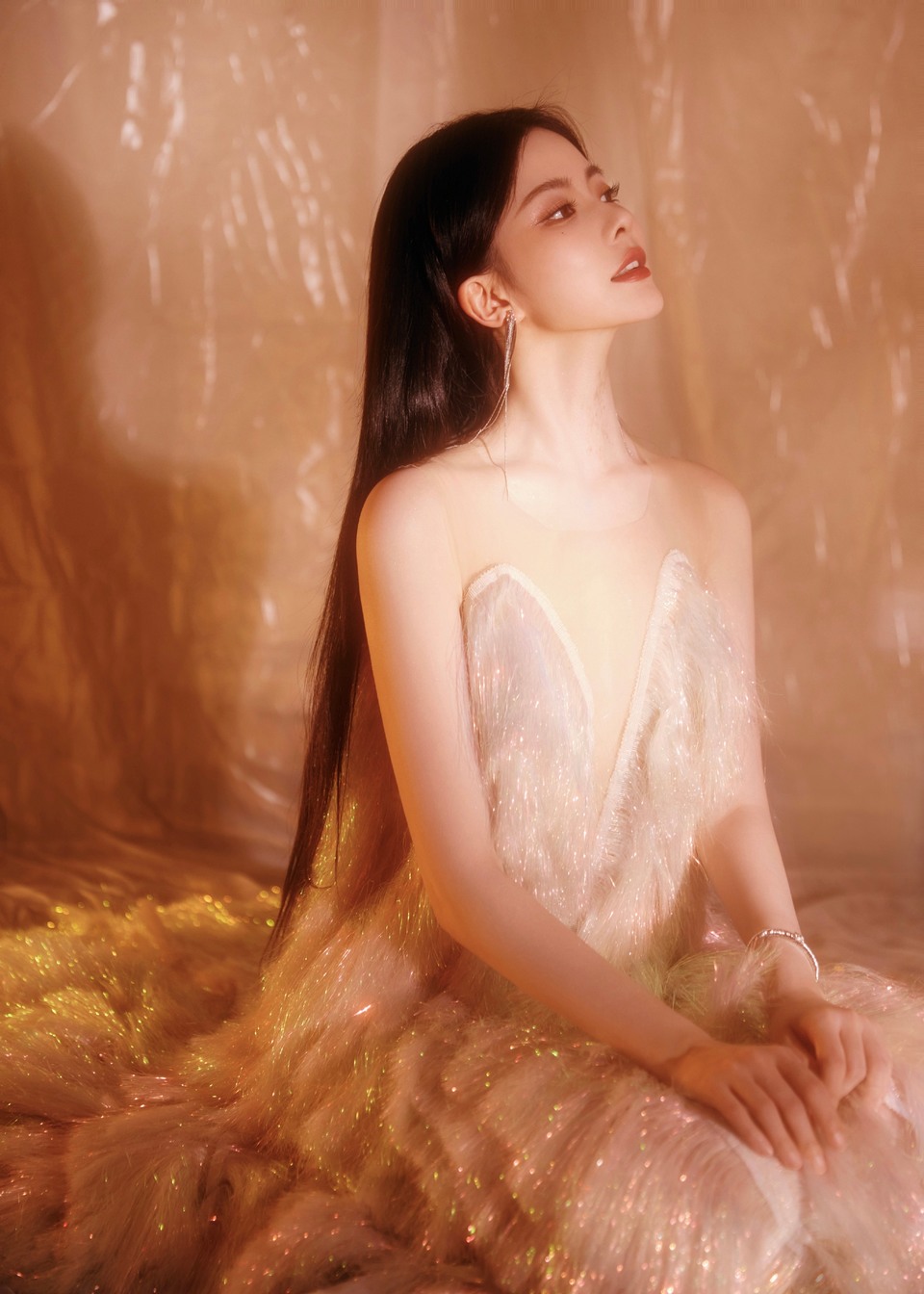 陈卓璇一袭浅调礼服 宛如星辰织就的羽翼覆于身侧