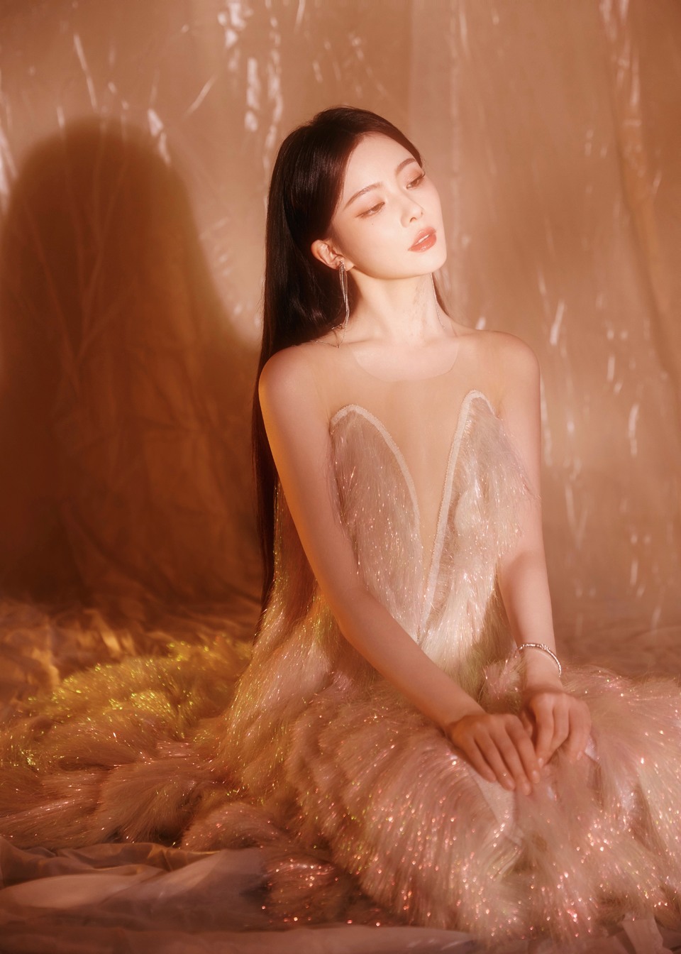 陈卓璇一袭浅调礼服 宛如星辰织就的羽翼覆于身侧  第7张