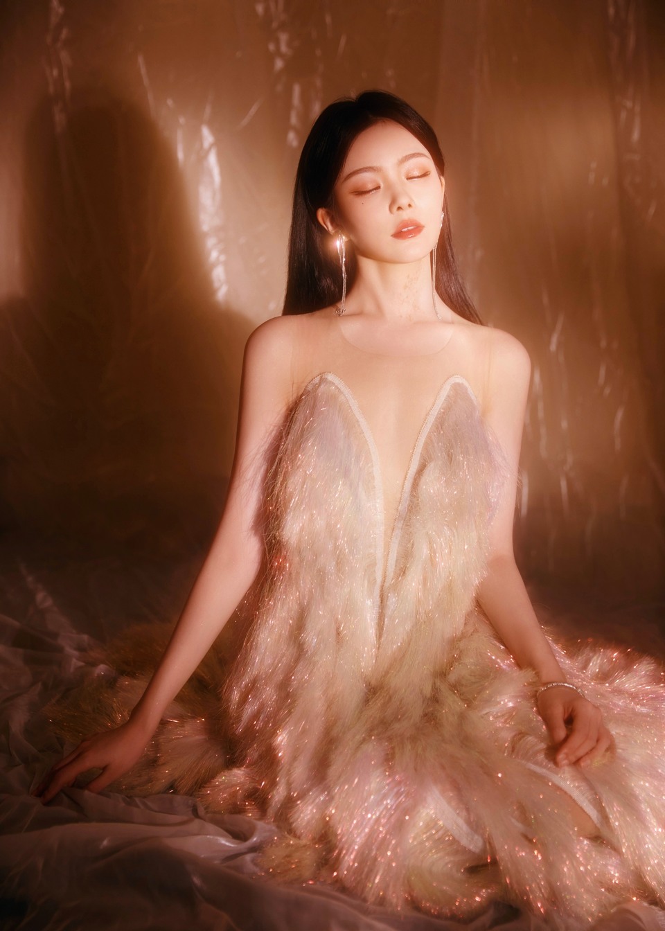 陈卓璇一袭浅调礼服 宛如星辰织就的羽翼覆于身侧  第6张