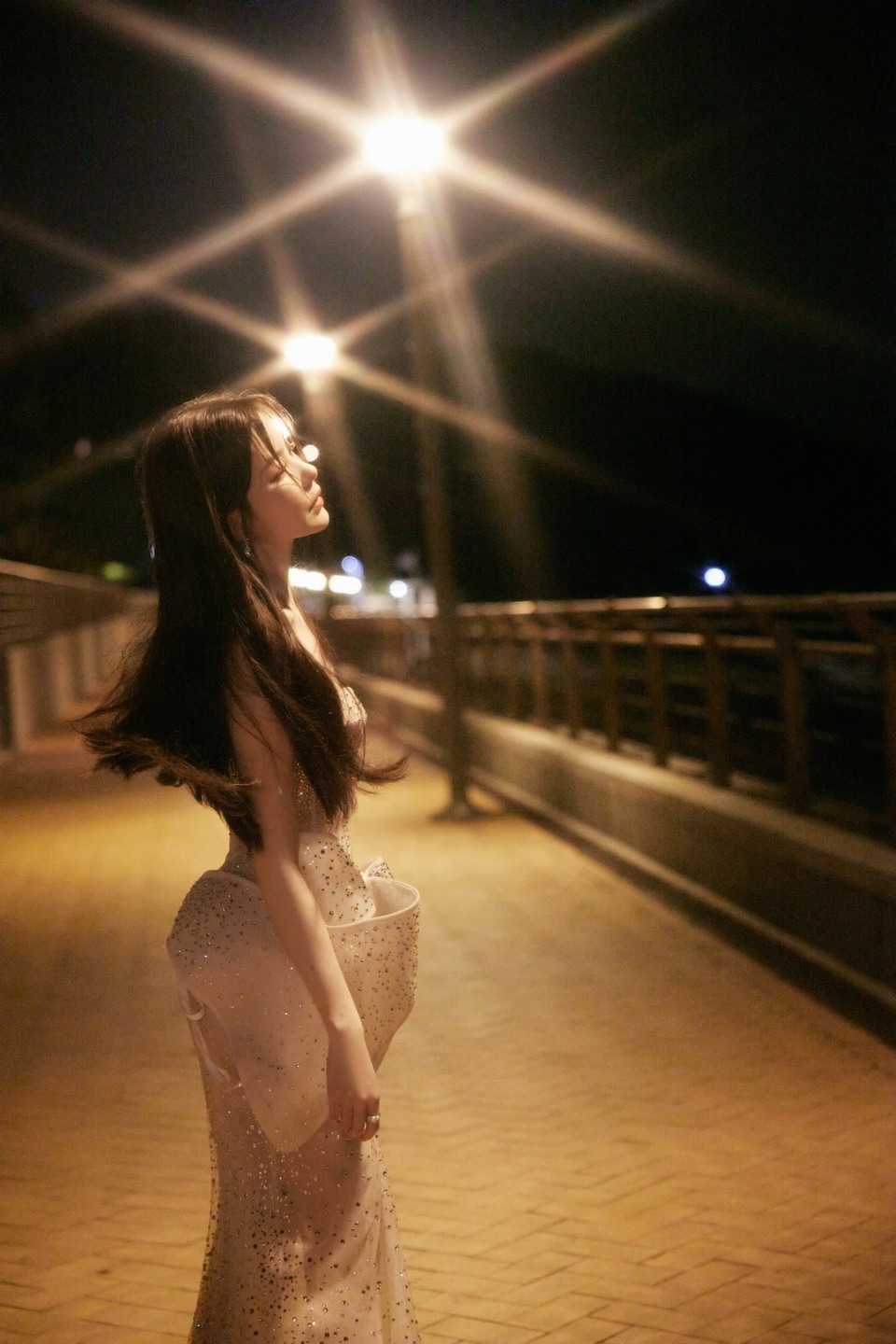 陈卓璇清透波光蝴蝶裙 衣裙摇曳撷取眸中星光  第3张