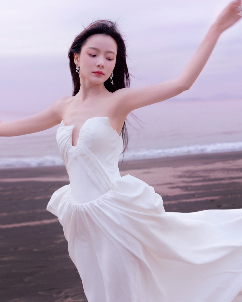 陈卓璇海边落跑少女 身着纯白长裙于沙滩翩翩起舞  第5张