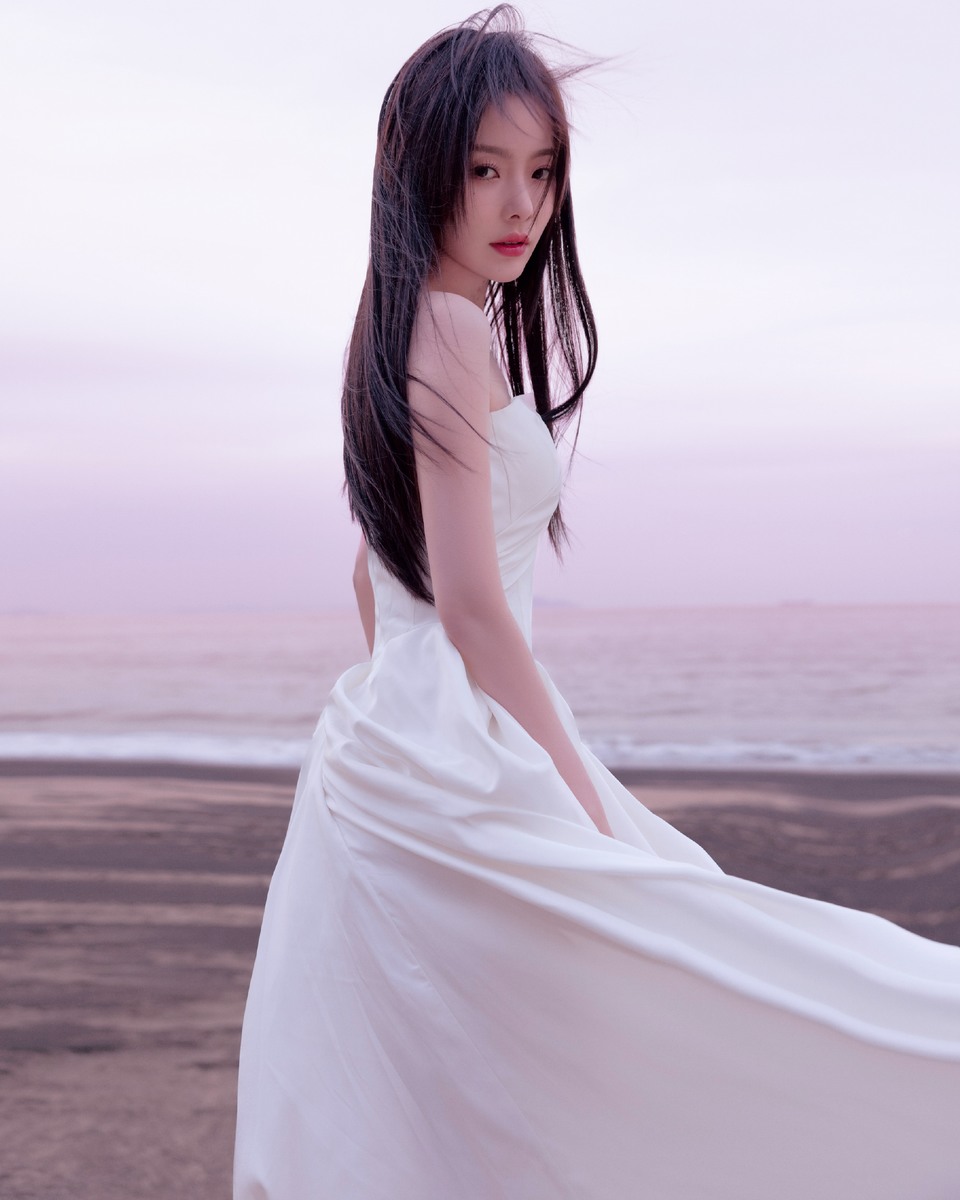 陈卓璇海边落跑少女 身着纯白长裙于沙滩翩翩起舞  第2张